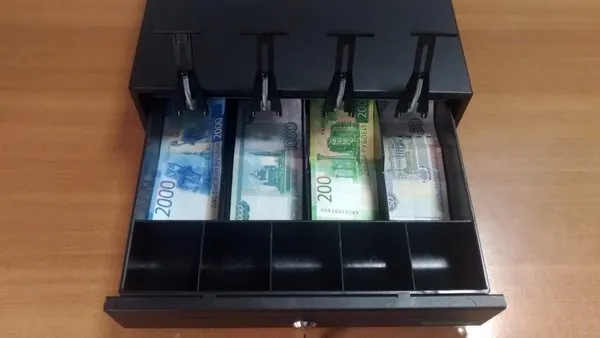 Бумажные купюры в ящике
